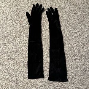 Lacrasia black velvet gloves